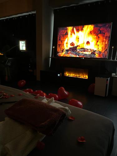 a living room with a fireplace and a tv at Erholung im Privaten SPA in Esslingen