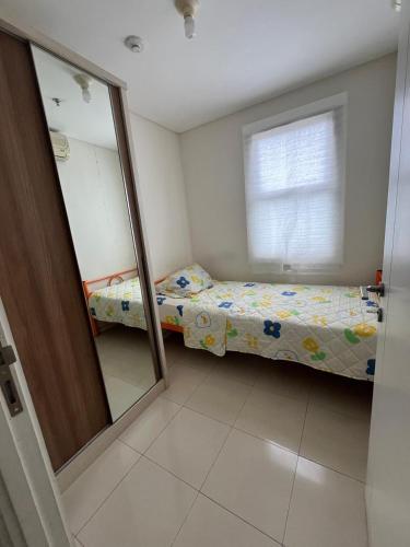 Ένα ή περισσότερα κρεβάτια σε δωμάτιο στο Apartemen Parahyangan Residence by Anton