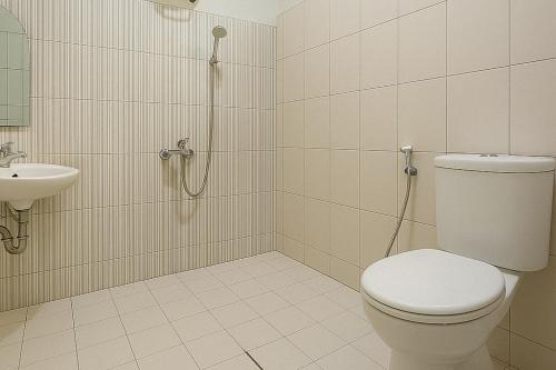 a bathroom with a toilet and a sink at Hotel Srikandi Syariah Mitra RedDoorz in Tasikmalaya