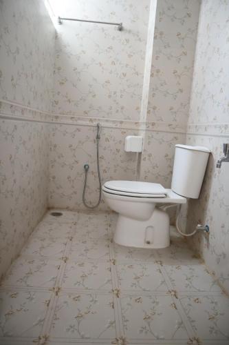 a bathroom with a toilet in a room at Dwelling Furnished Flat in Faydābād