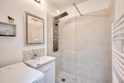 une salle de bain blanche avec une douche et un lavabo dans l'établissement Village Pont Royal en Provence - maeva Home - Appartement 2 Pièces 5 Personnes - Sélection - super Home MAE-1242, à Mallemort