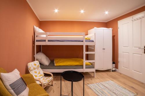 Blue Chili 35 - Apartment in Treptow في برلين: غرفة بسريرين بطابقين وأريكة