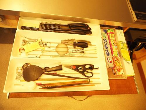 a box with scissors and other items on a table at 御宿ゲストハウス 海おやぶん in Onjuku