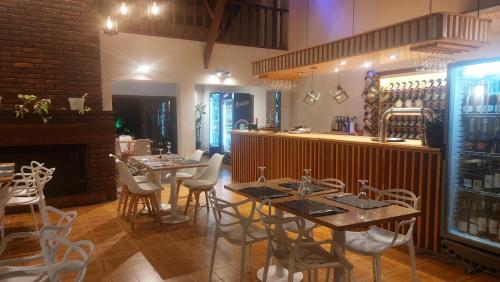 a restaurant with tables and chairs and a bar at Hotel Salto Grande in Federación