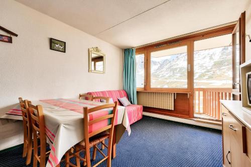 une salle à manger avec une table et une fenêtre dans l'établissement Résidence Le Tourmalet - maeva Home - Studio 5 personnes Confort MAE-3042, à La Mongie