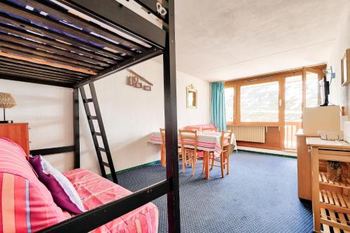 une chambre avec deux lits superposés et une table dans l'établissement Résidence Le Tourmalet - maeva Home - Studio 5 personnes Confort MAE-3042, à La Mongie
