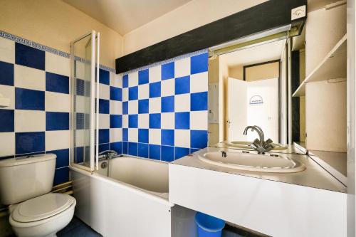 une salle de bain avec toilettes, lavabo et baignoire dans l'établissement Résidence Le Tourmalet - maeva Home - Studio 5 personnes Confort MAE-3042, à La Mongie
