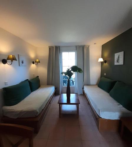 un salon avec un canapé et une table dans l'établissement La résidence du Lac - maeva Home - Appartement 2 Pièces 5 Personnes - Sélection MAE-0297, à Monflanquin