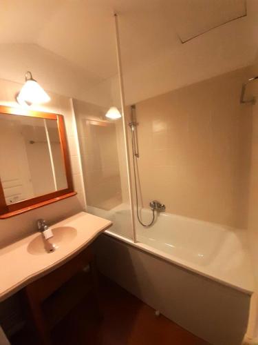 une salle de bain avec un lavabo, une baignoire et une douche dans l'établissement La résidence du Lac - maeva Home - Appartement 2 Pièces 5 Personnes - Sélection MAE-0297, à Monflanquin