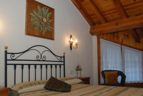 a bedroom with a bed with a wooden ceiling at Turisme Rural Lo Pallé de Cal Bosch in Llagunes