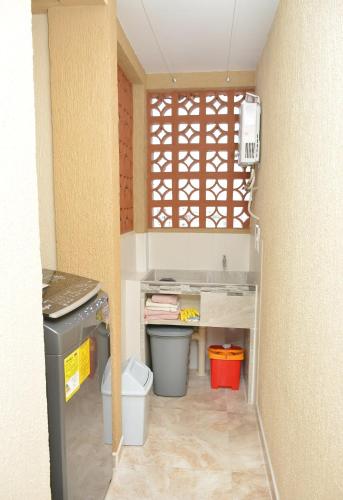 ChinchináにあるHummingbirdのトイレと窓が備わる小さな客室です。