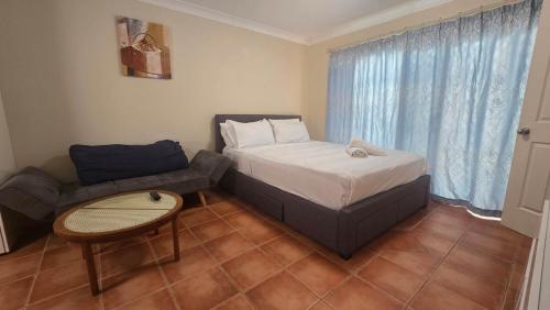 Katil atau katil-katil dalam bilik di Comfy Granny Flat Studio in Mermaid Water