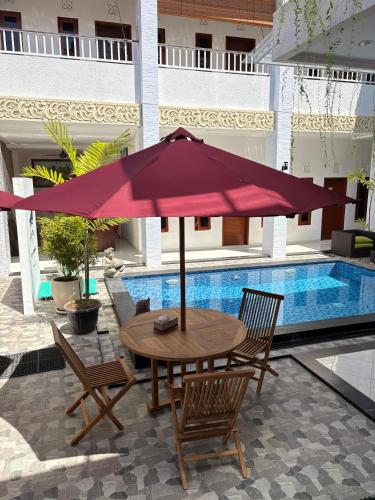 Bazén v ubytování Brady's B&B Close To Sanur Beach nebo v jeho okolí