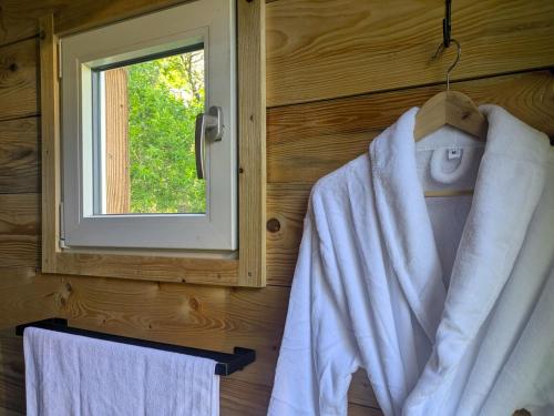 a bathroom with a window and white towels at Entschleunigung pur - gemütliche Jurte im Grünen in Lindenberg