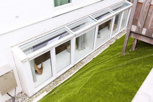 a building with windows on the side of it at VlieMare Appartementen De Kluut in Oost-Vlieland