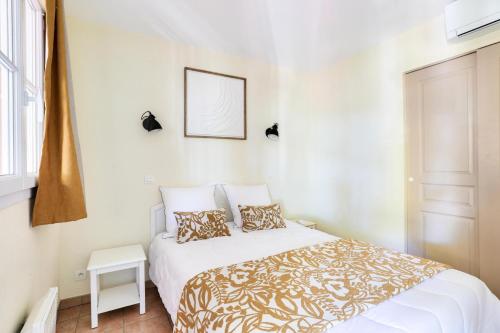 une chambre avec un lit et un tableau au mur dans l'établissement Résidence le Hameau des Issambres - maeva Home - Appartement climatisé 2 pièces 5 personnes - Prestige MAE-3824, aux Issambres