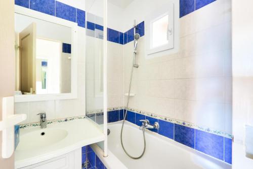 une salle de bain avec douche et lavabo dans l'établissement Résidence le Hameau des Issambres - maeva Home - Appartement climatisé 2 pièces 5 personnes - Prestige MAE-3824, aux Issambres