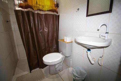a bathroom with a toilet and a sink at Flat inteiro 100m 1 Praia -Morro de Sao Paulo Bahia- mare mansa c in Cayru