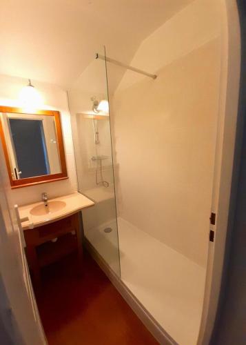 une salle de bain avec douche et lavabo dans l'établissement La résidence du Lac - maeva Home - Maison 3 pièces 6 personnes - Sélection MAE-5604, à Monflanquin