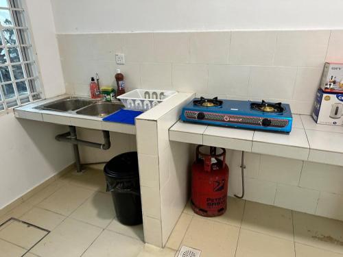 Dapur atau dapur kecil di Aman Homestay Sendayan