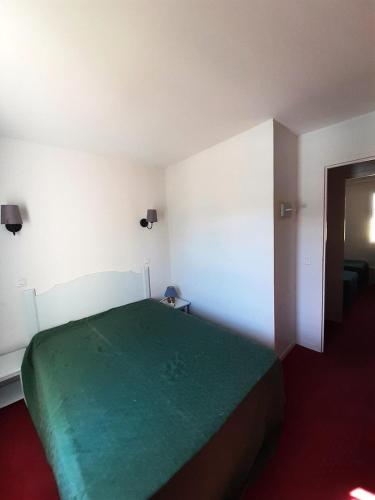 - une chambre avec un lit vert dans l'établissement La résidence du Lac - maeva Home - Maison 3 pièces 6 personnes - Sélection MAE-2151, à Monflanquin