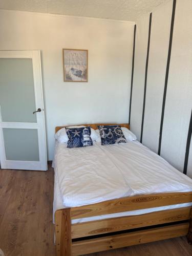 シフィノウイシチェにあるSurfers Apartmentのベッドルーム1室(木枠のベッド1台付)