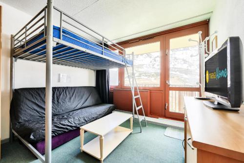 Ce lit superposé se trouve dans un dortoir doté d'un bureau et d'un ordinateur. dans l'établissement Résidence Le Tourmalet - maeva Home - Studio 4 personnes - Budget MAE-3731, à La Mongie