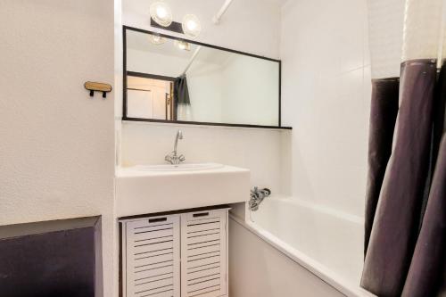 une salle de bain avec un lavabo et un miroir dans l'établissement Résidence Port Bourgenay - maeva Home - Studio 4 personnes - Sélection MAE-4011, à Talmont-Saint-Hilaire