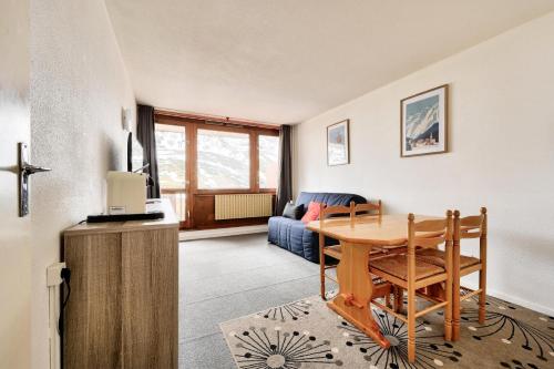 un salon avec une table et un canapé dans l'établissement Résidence Le Tourmalet - maeva Home - Appartement 2 pièces 6 personnes - Confort MAE-7291, à La Mongie