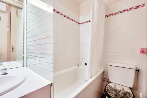 une salle de bain avec une baignoire, des toilettes et un lavabo dans l'établissement Résidence Le Tourmalet - maeva Home - Appartement 2 pièces 6 personnes - Confort MAE-7291, à La Mongie