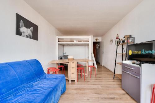 un salon avec un canapé et une table dans l'établissement Résidence Le Tourmalet - maeva Home - Studio 4 personnes - Budget MAE-8171, à La Mongie