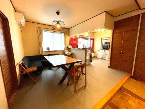 Una cocina o zona de cocina en 勝浦一望貸切宿 Tona
