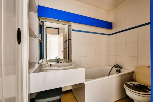 une salle de bain avec un lavabo, une baignoire et des toilettes dans l'établissement Résidence Le Tourmalet - maeva Home - Studio 4 personnes - Sélection MAE-0631, à La Mongie