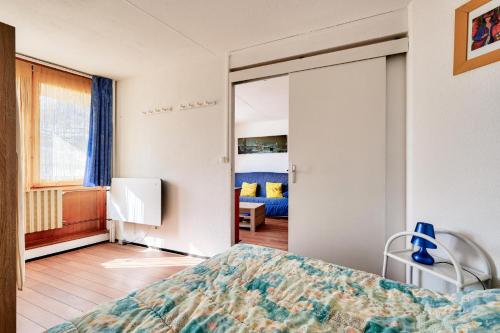 une chambre avec un lit et une porte donnant sur une pièce dans l'établissement Résidence Le Tourmalet - maeva Home - Appartement 3 pièces 6 personnes - Confort MAE-9821, à La Mongie