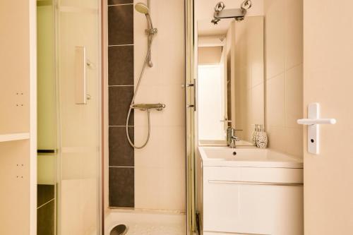 une salle de bain avec douche et lavabo dans l'établissement Résidence Le Tourmalet - maeva Home - Appartement 3 pièces 6 personnes - Confort MAE-9821, à La Mongie