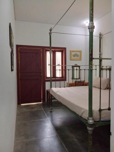 Ένα ή περισσότερα κρεβάτια σε δωμάτιο στο Roemah Oei Lasem