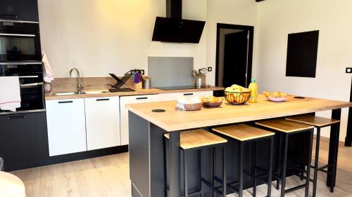 Η κουζίνα ή μικρή κουζίνα στο Les Lodges Du Reynou