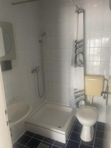 Bilik mandi di Apartmány Júlia