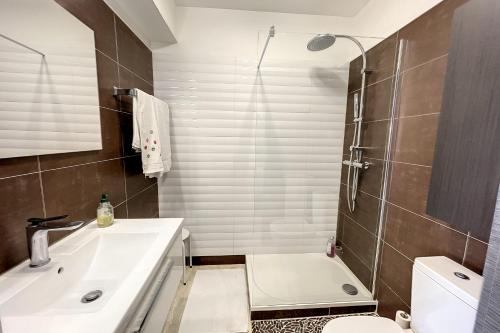 Bright and vast studio terrace easy parking Cannes heart of town 1 mn