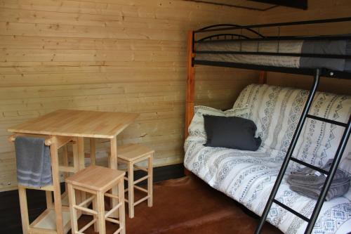 Posezení v ubytování The Dogwood Cabin - Cowichan Valley Bunkie Glamping