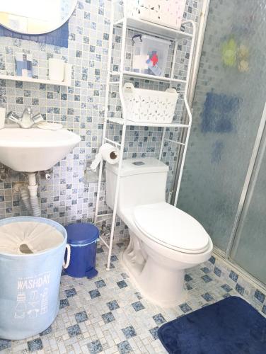 a bathroom with a toilet and a sink at Estudio con Increíble VISTA AL MAR de 1 a 4 huespedes in Porlamar