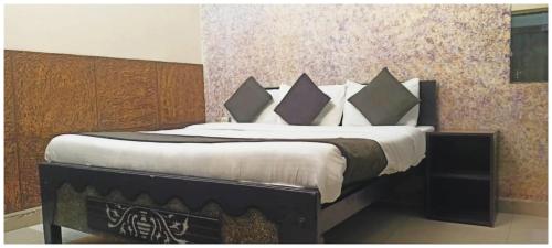 Postel nebo postele na pokoji v ubytování A PREMIUM HOTEL N A N D # P A L A C E - Near Sri Krishna Janambhoomi - Mathura Railway Juction - Parking and Wifi Facilities - Air Conditioning Luxury Room - A Top Rated Four Star Hotel