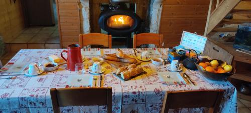 une table avec un tissu de table et de la nourriture dans l'établissement La chambre Montagne chez les garçons, à Saint-Paul-sur-Yenne