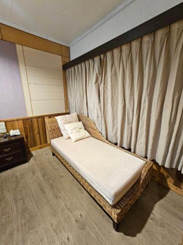 Una cama o camas en una habitación de Dreamtown