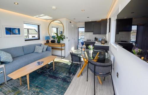 Kuchyň nebo kuchyňský kout v ubytování Houseboat in Kinsale