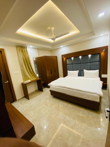 a bedroom with a large bed in a room at Hotel Virat Inn in Bikaner