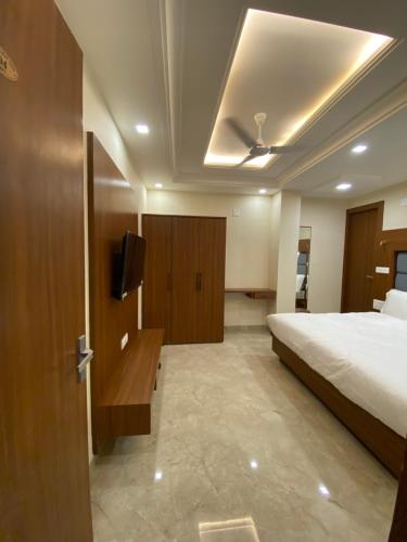 a bedroom with a bed and a tv in it at Hotel Virat Inn in Bikaner