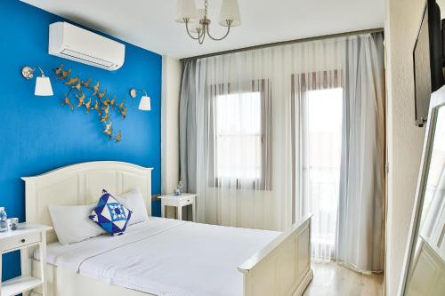 Postel nebo postele na pokoji v ubytování Cunda Eren Otel