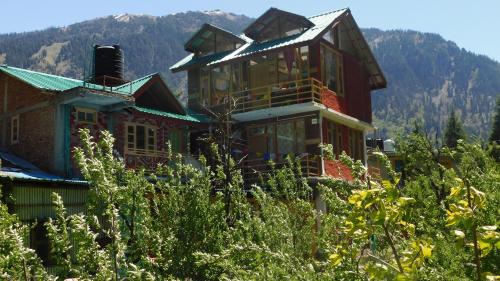 a large house on top of a mountain at The Sigiriya Old manali in Manāli