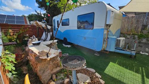 Gallery image of Cozy Seaview Glamping Caravan in HaBonim